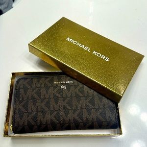 New Michael Kors zip Jet Set Charm wallet